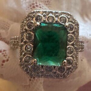 Gorgeous New Silver Filled Woman's Ring Size 7 Emerald Stone With Rhinestones